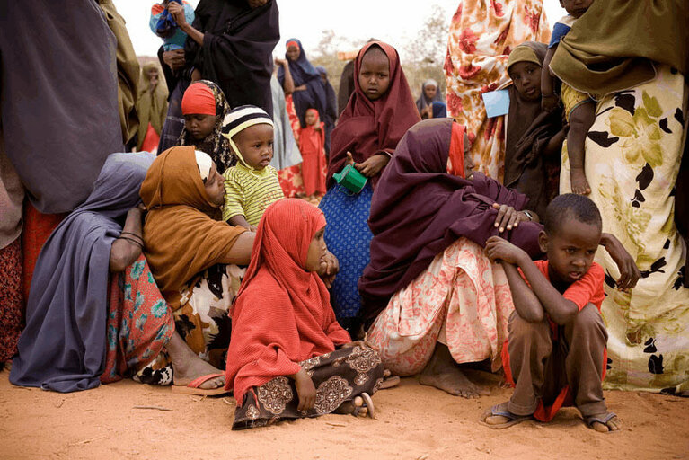  Kvinnor och barn väntar på hjälp under torkan i Dolo, södra Somalia.